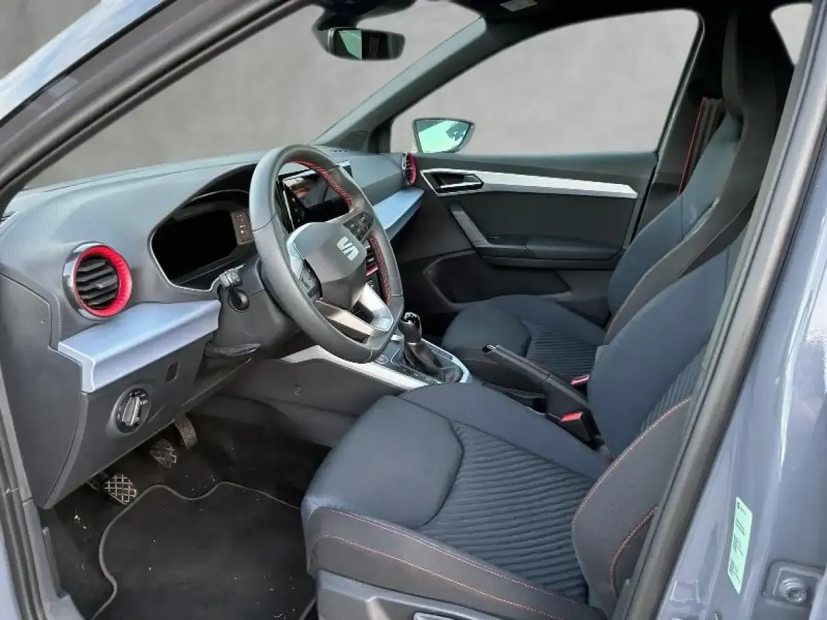 Usado Seat Arona FR 115 CV (84 kW) 2025 Gris/plata SUV