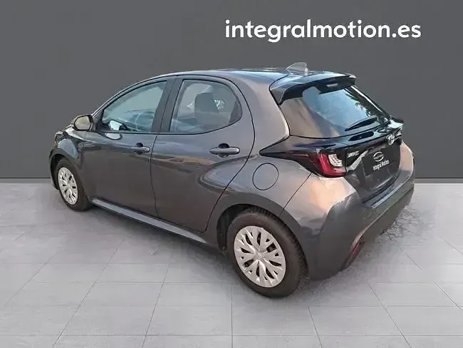 Usado Toyota Yaris Business Edition 115 CV (84 kW) 2021 Gris Utilitario
