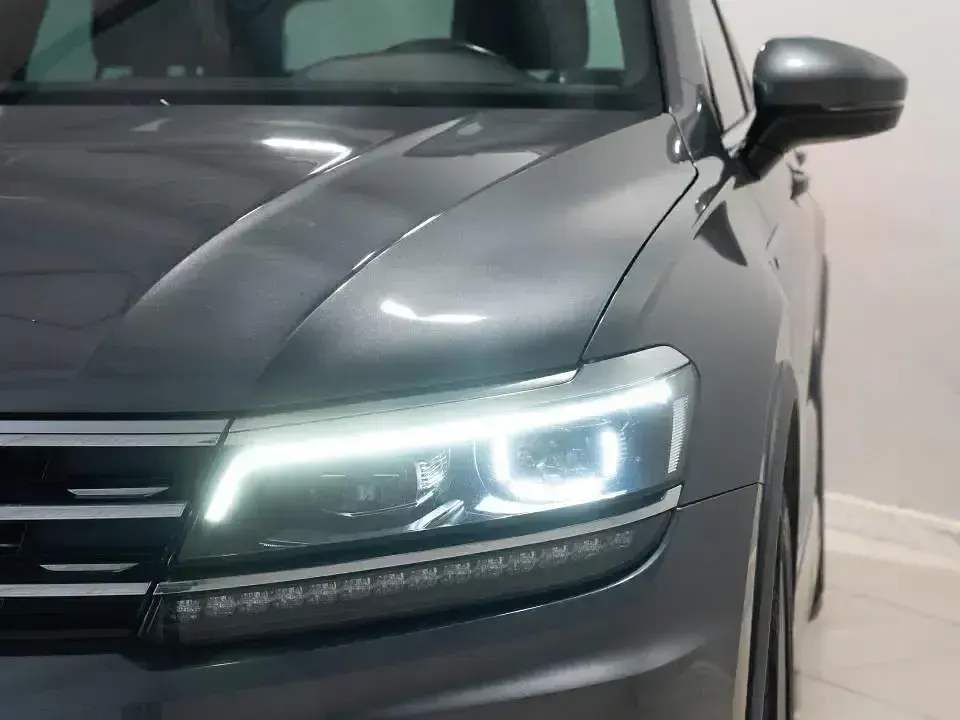 Usado VW Tiguan Sportline 150 CV (110 kW) 2019 Gris SUV