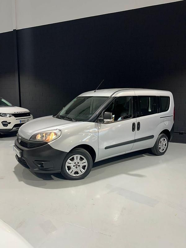 Usado Fiat Doblò Dynamic 90 CV (66 kW) 2015 Gris Monovolumen