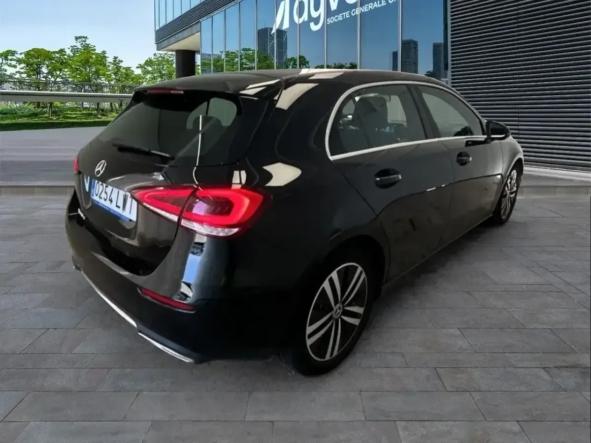 Usado Mercedes A180 116 CV (85 kW) 2022 Negro Utilitario