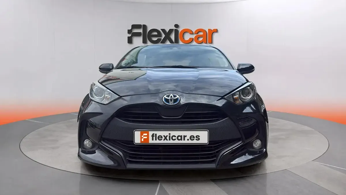Usado Toyota Yaris Hybrid Active 116 CV (85 kW) 2022 Negro Berlina