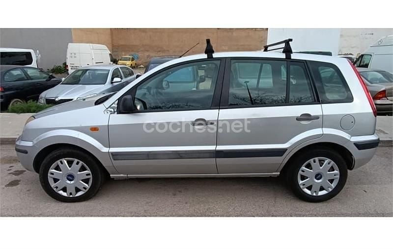 Usado Ford Fusion 80 CV (58 kW) 2011 Gris / plata Utilitario