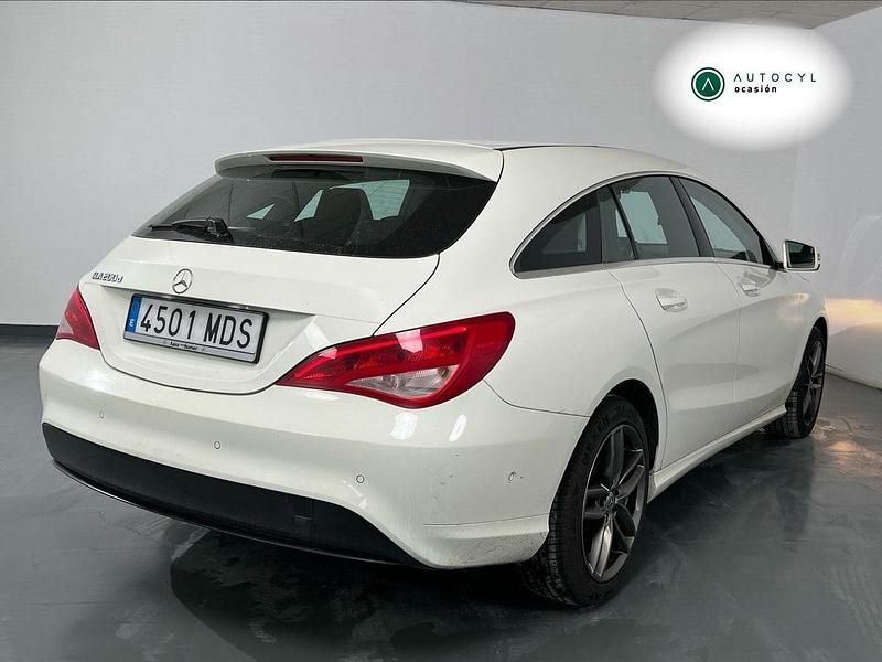 Usado Mercedes CLA200 Shooting Brake 136 CV (100 kW) 2016 Blanco Familiar