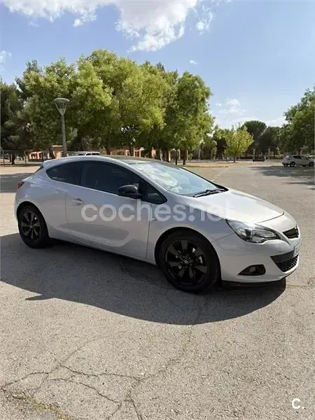 Usado Opel Astra GTC Sportive 165 CV (121 kW) 2012 Gris / plata Berlina