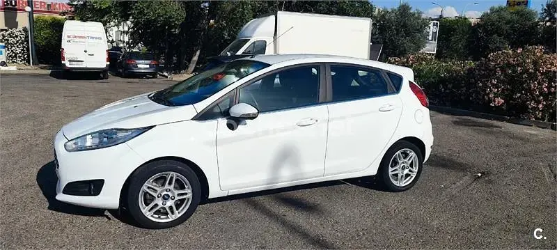 Usado Ford Fiesta Titanium 100 CV (73 kW) 2013 Blanco Berlina