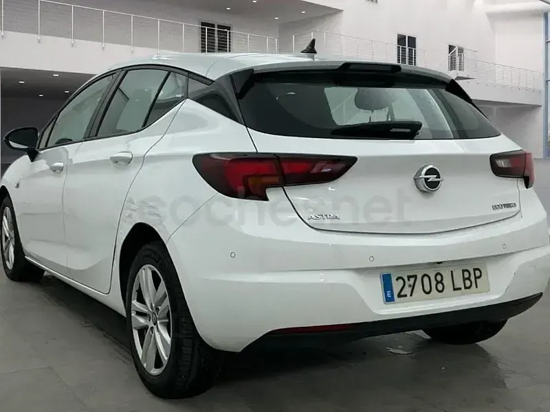 Usado Opel Astra Selective 110 CV (80 kW) 2019 Blanco Berlina