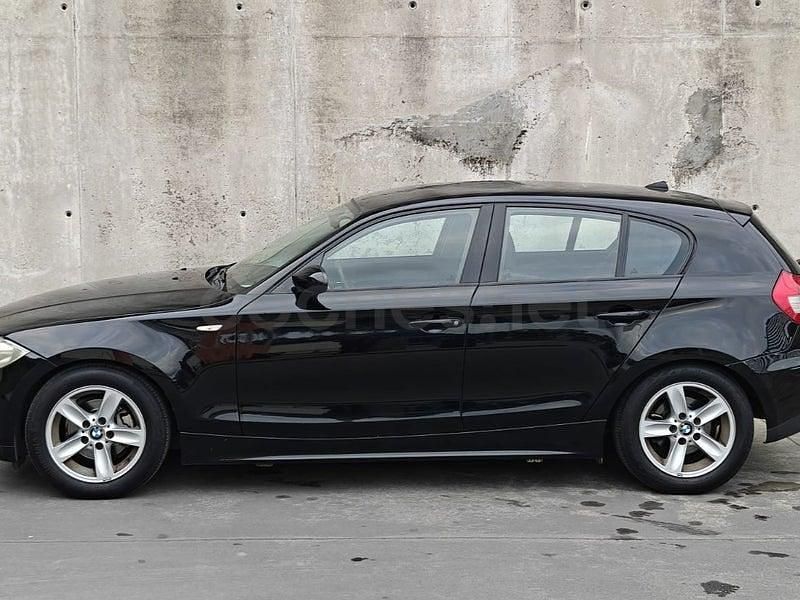 Usado BMW 118 122 CV (89 kW) 2006 Negro Utilitario
