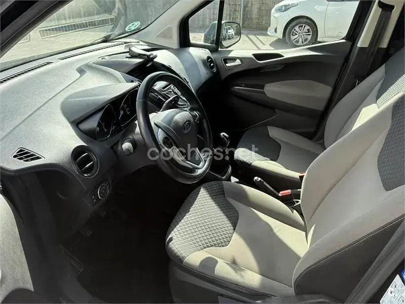 Usado Ford Tourneo Courier Titanium 100 CV (73 kW) 2017 Negro Monovolumen