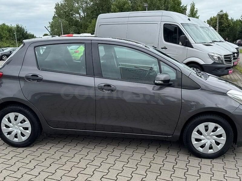 Usado Toyota Yaris Active 90 CV (66 kW) 2014 Gris / plata Utilitario