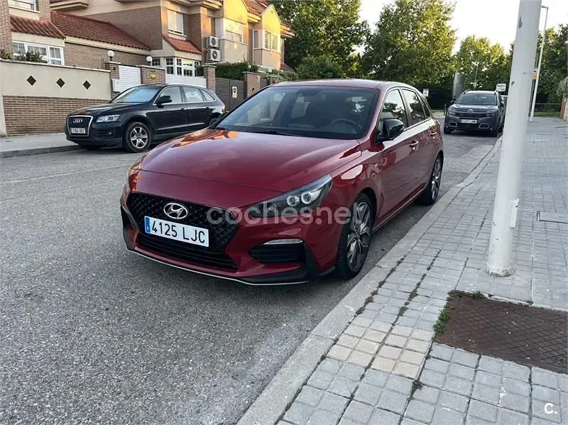 Usado Hyundai i30 140 CV (102 kW) 2020 Rojo Berlina