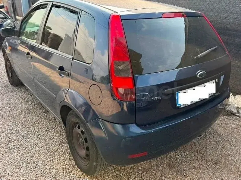 Usado Ford Fiesta Trend 80 CV (58 kW) 2003 Azul Utilitario