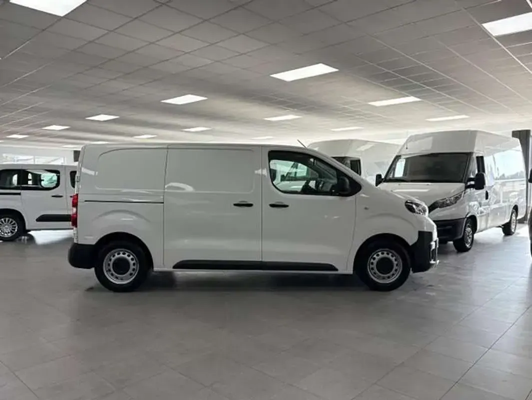 Usado Toyota Proace 100 CV (73 kW) 2023 Blanco Monovolumen