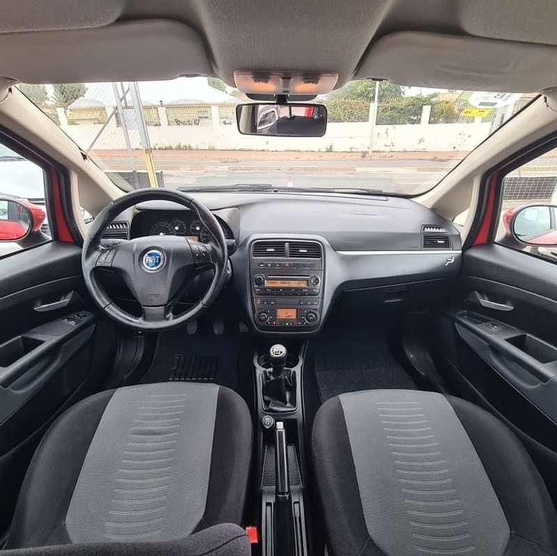 Usado Fiat Punto Feel 69 CV (50 kW) 2007 Rojo Utilitario