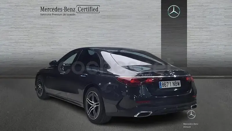Usado Mercedes E220 197 CV (144 kW) 2025 Gris / plata Berlina