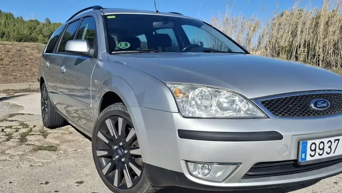 Usado Ford Mondeo Ghia 145 CV (106 kW) 2003 Gris Berlina