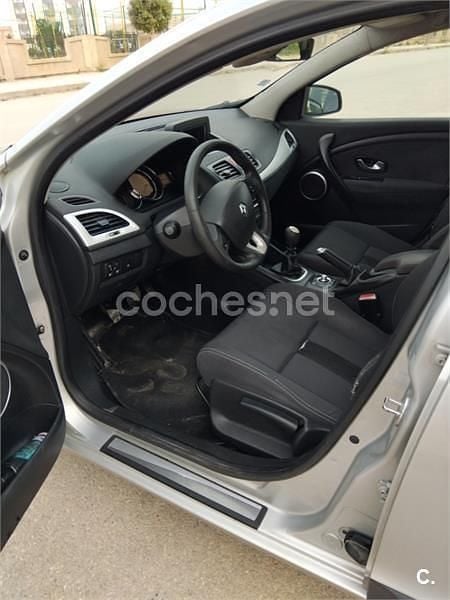 Usado Renault Mégane Dynamique 105 CV (77 kW) 2011 Gris / plata Berlina