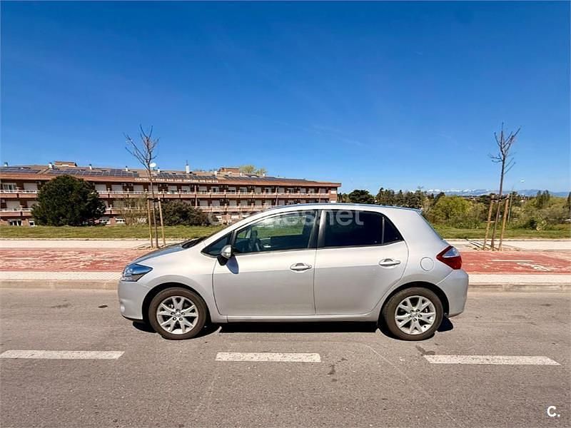 Usado Toyota Auris Edition 132 CV (97 kW) 2011 Gris / plata Utilitario