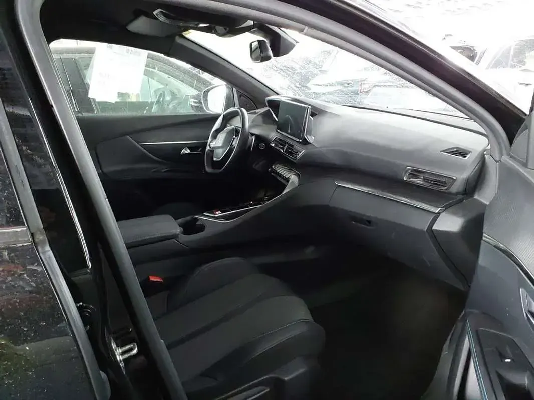 Usado Peugeot 3008 Allure 136 CV (100 kW) 2024 Negro SUV