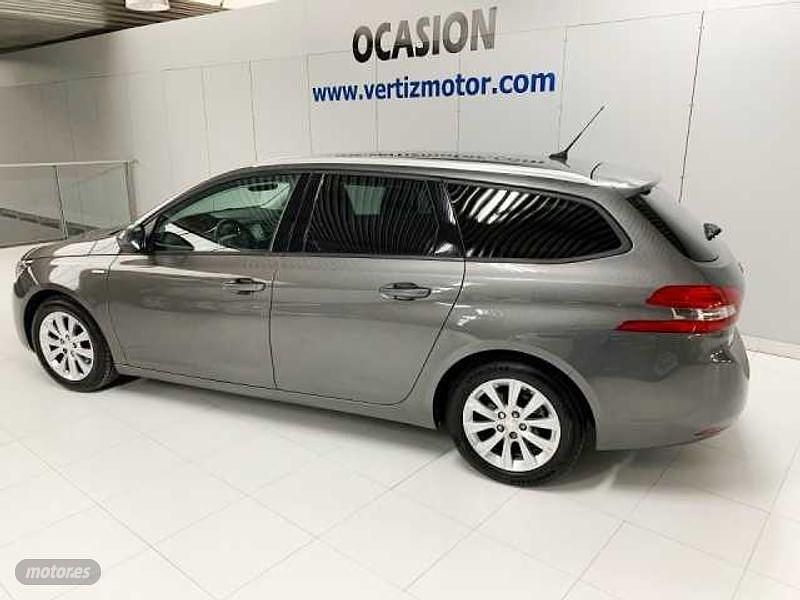Usado Peugeot 308 Style 100 CV (73 kW) 2019 Gris Familiar