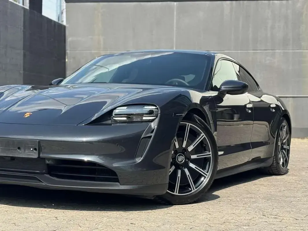 Usado Porsche Taycan 4S Sport Turismo 389 kW (530 CV) 2023 Gris Berlina