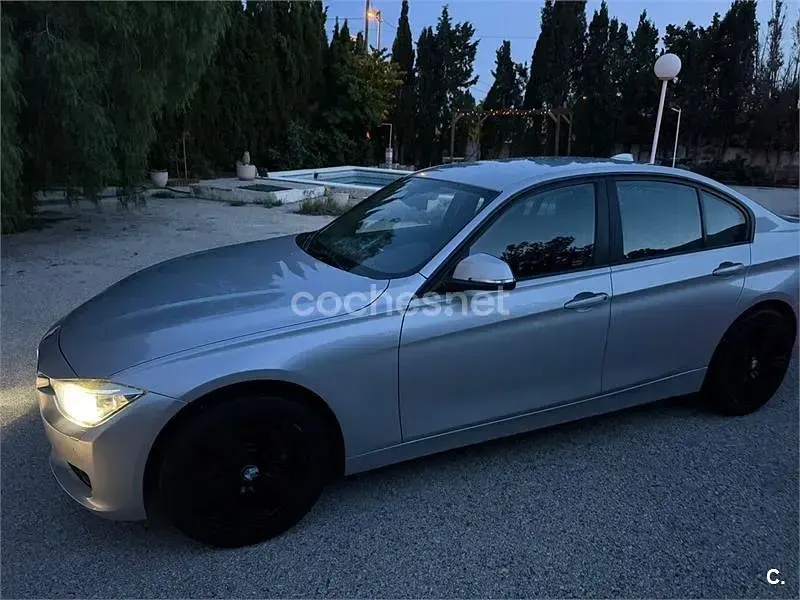Usado BMW 318 143 CV (105 kW) 2013 Gris / plata Berlina