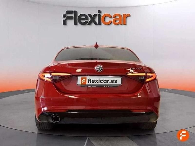 Usado Alfa Romeo Giulia 136 CV (100 kW) 2017 Rojo Berlina