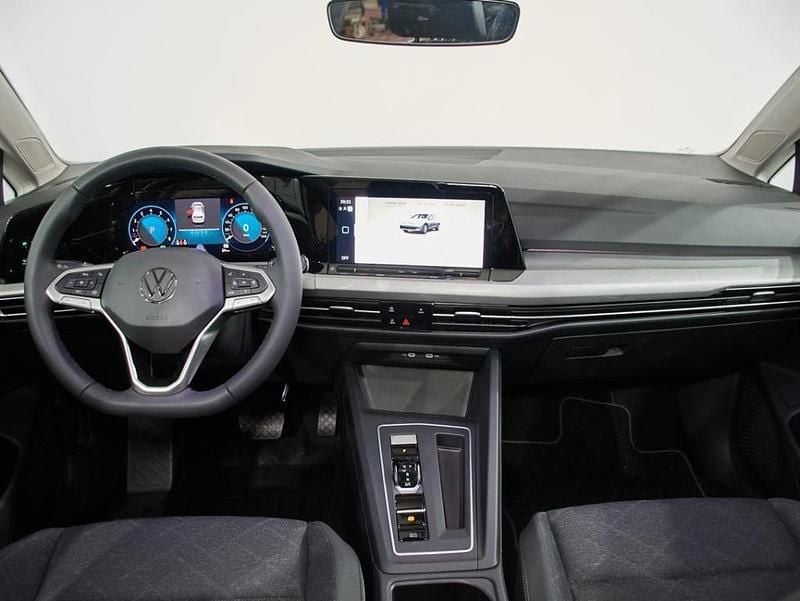 Usado VW Golf VIII Life 110 CV (80 kW) 2023 Negro profundo (efecto perla) Berlina