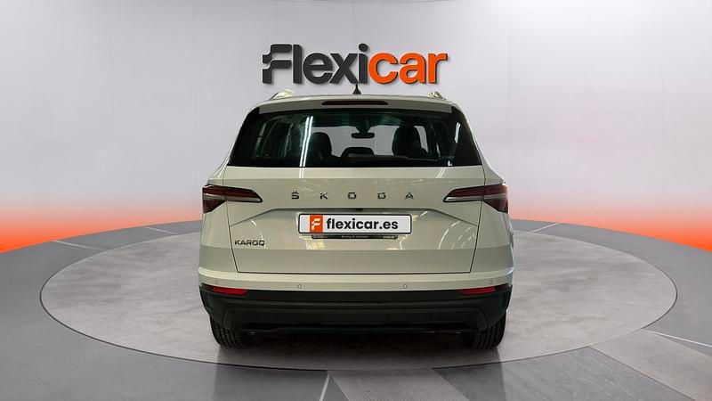 Usado Skoda Karoq Ambition 116 CV (85 kW) 2023 Blanco SUV