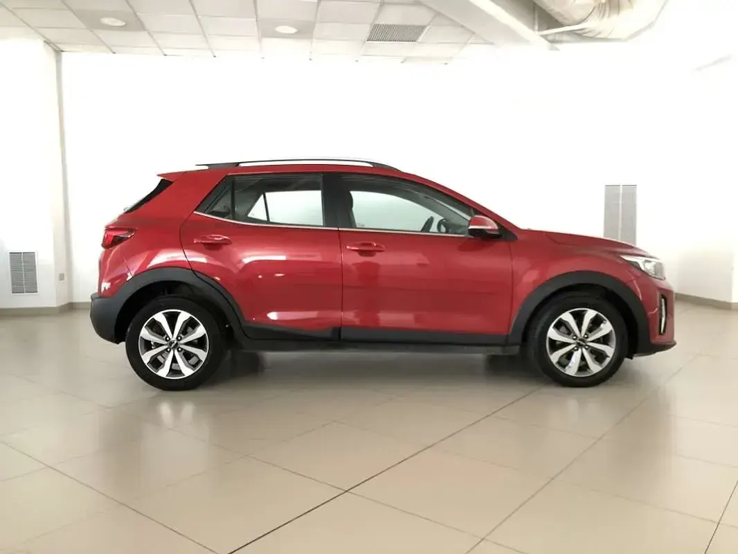Usado Kia Stonic 101 CV (74 kW) 2022 Rojo SUV