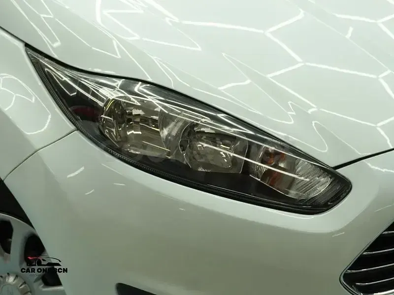 Usado Ford Fiesta Trend 82 CV (60 kW) 2015 Blanco Utilitario