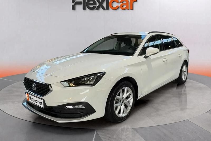 Usado Seat Leon Style 130 CV (95 kW) 2021 Blanco Familiar