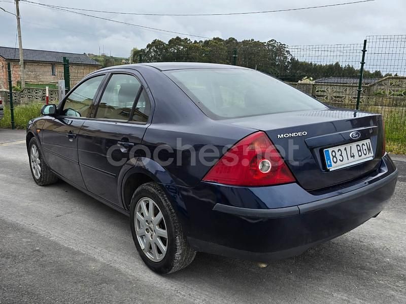 Usado Ford Mondeo Trend 125 CV (91 kW) 2001 Azul Berlina