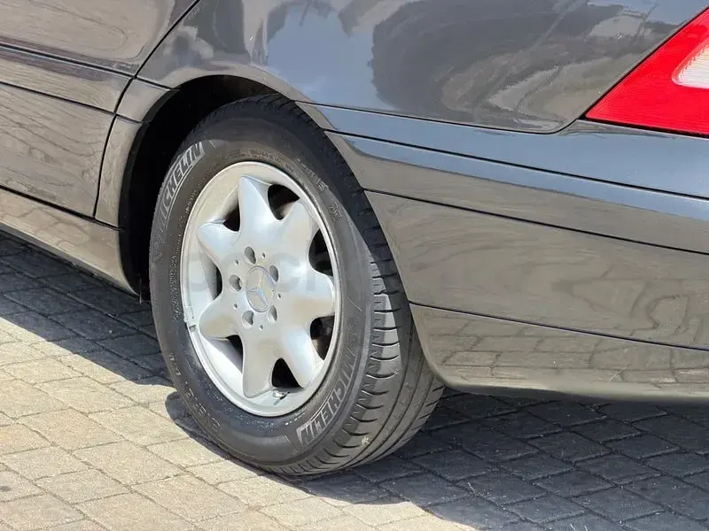 Usado Mercedes C180 Classic 143 CV (105 kW) 2003 Gris / plata Berlina