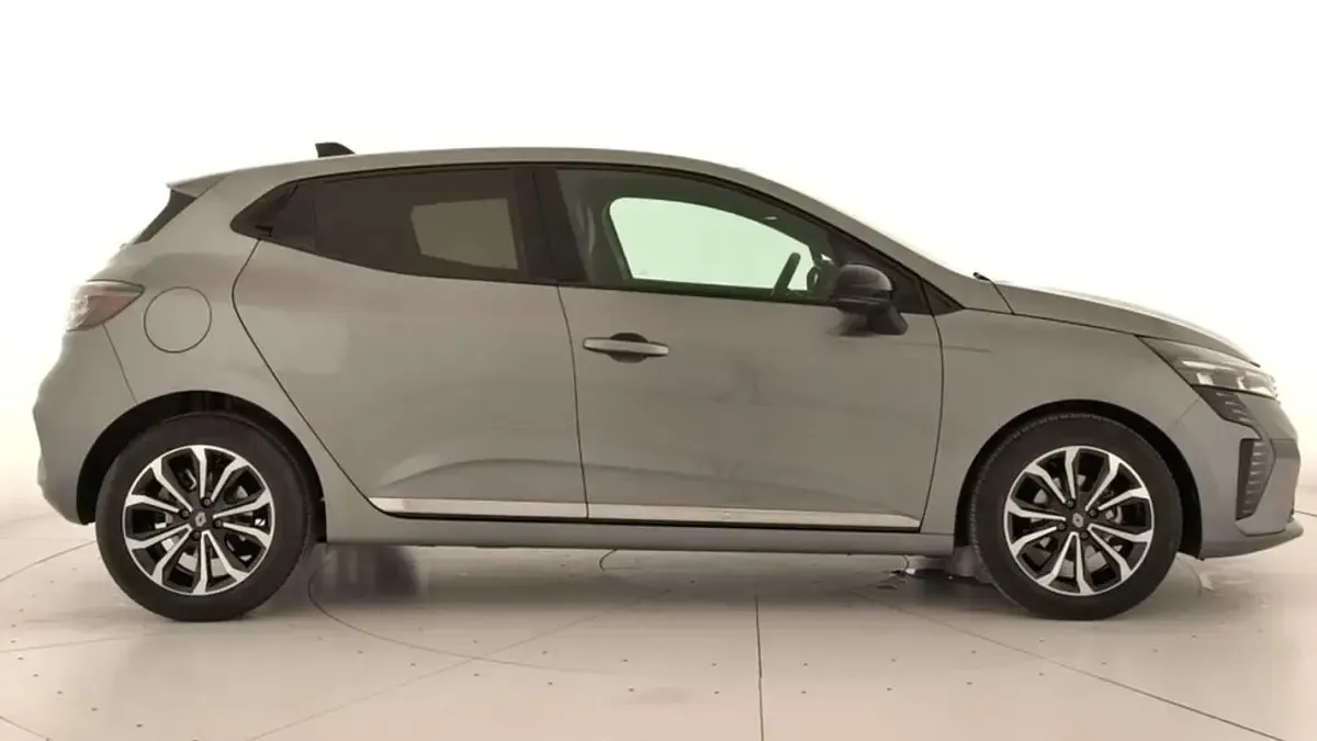 Usado Renault Clio Techno 90 CV (66 kW) 2025 Gris Utilitario