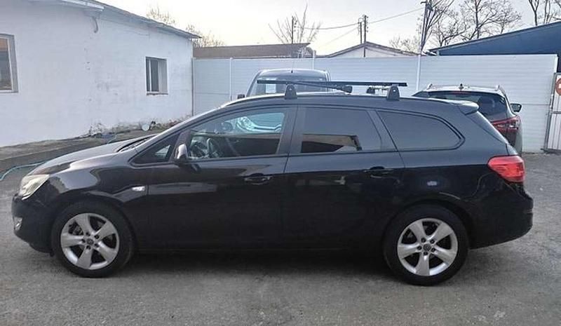 Usado Opel Astra Sport 125 CV (91 kW) 2012 Negro Familiar