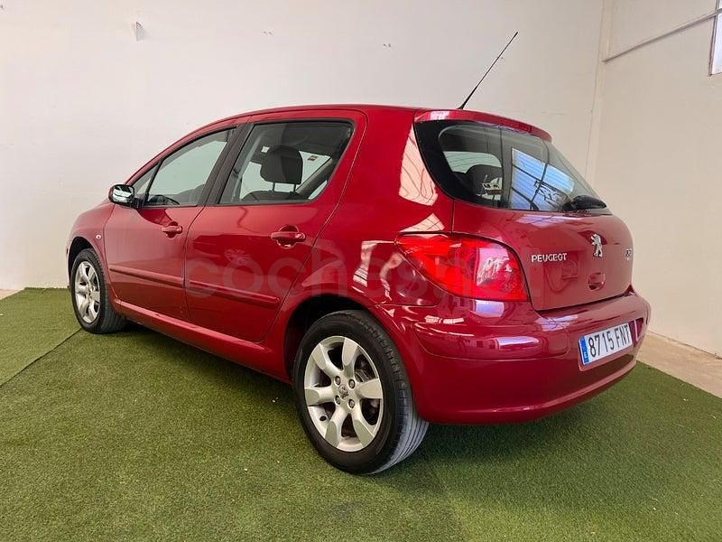 Usado Peugeot 307 110 CV (80 kW) 2007 Granate Berlina