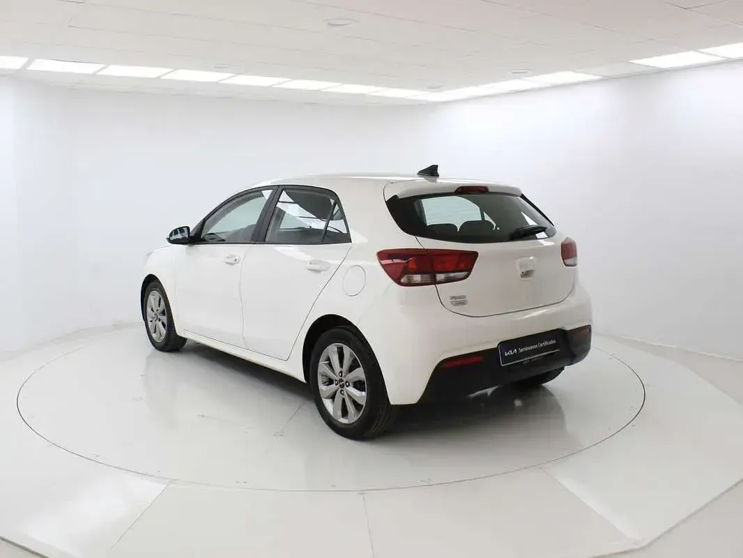 Usado Kia Rio 101 CV (74 kW) 2022 Blanco Utilitario