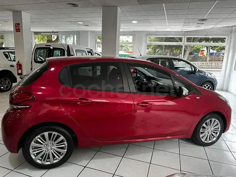 Używany Peugeot 208 Style 82 KM (60 kW) 2016 Czerwony Hatchback