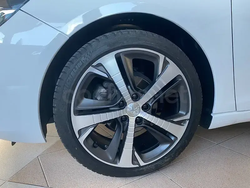 Usado Peugeot 308 Access 100 CV (73 kW) 2018 Blanco Berlina