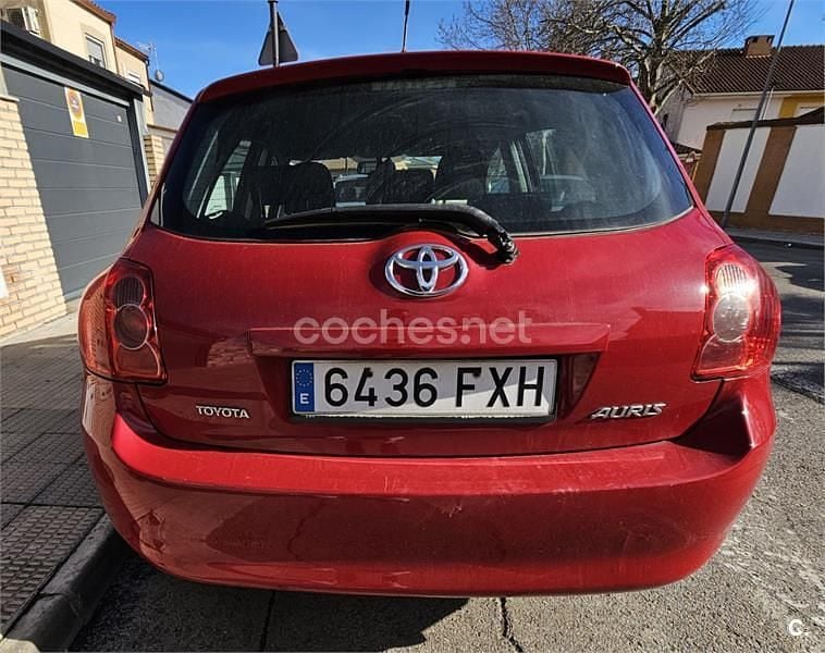 Usado Toyota Auris Sol 124 CV (91 kW) 2007 Rojo Utilitario