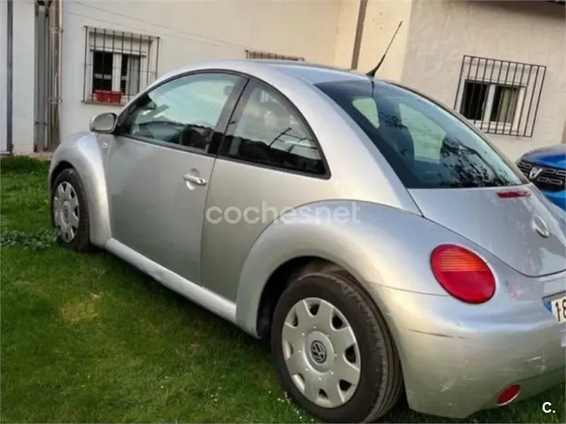 Usado VW New Beetle 100 CV (73 kW) 2001 Gris / plata Utilitario