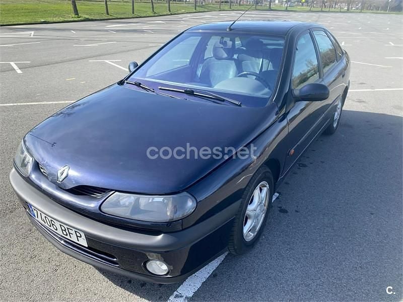 Usado Renault Laguna 115 CV (84 kW) 1998 Azul Berlina