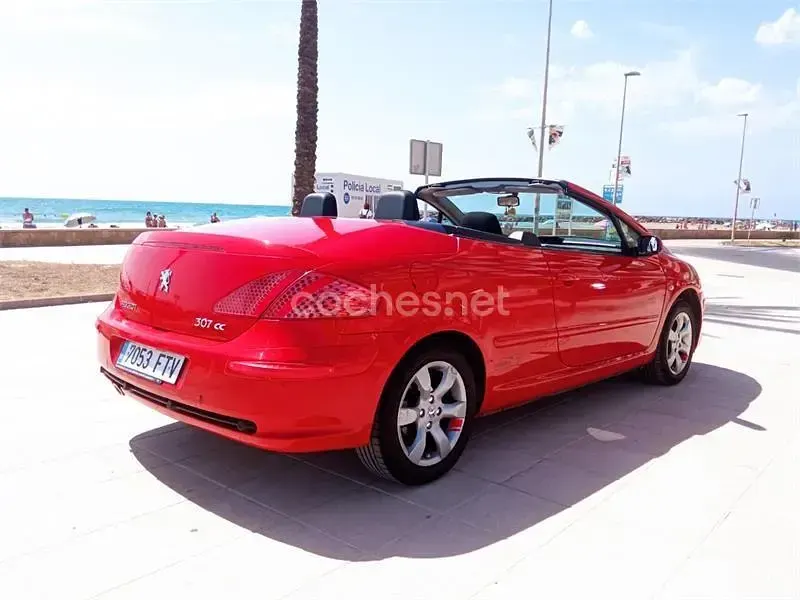 Usado Peugeot 307 CC 110 CV (80 kW) 2007 Rojo Descapotable