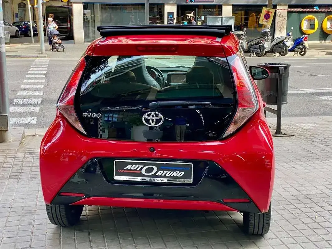 Usado Toyota Aygo x-sky 69 CV (50 kW) 2018 Rojo Utilitario
