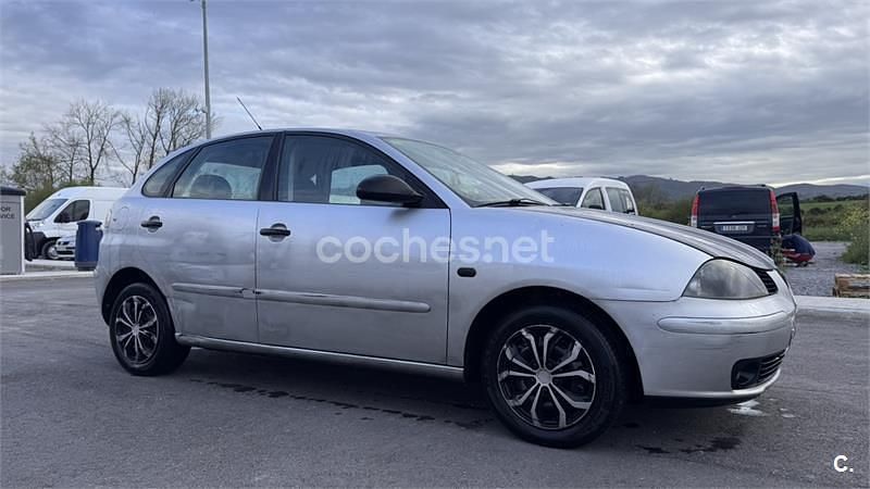 Usado Seat Ibiza 100 CV (73 kW) 2003 Gris / plata Utilitario