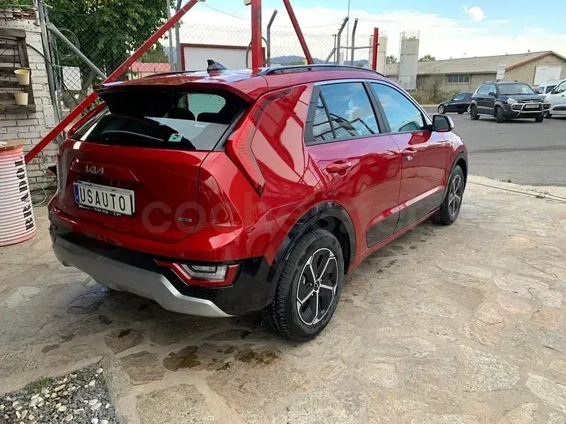 Usado Kia Niro 129 CV (94 kW) 2024 Granate SUV