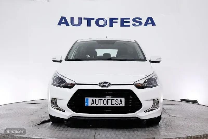 Usado Hyundai i20 100 CV (73 kW) 2017 Blanco Coupe