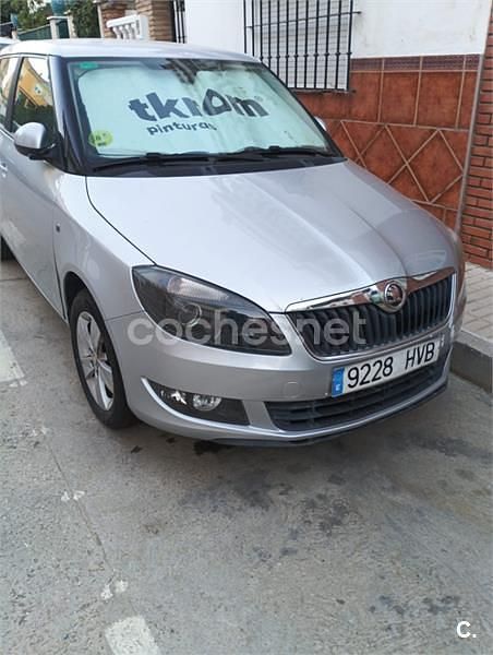 Usado Skoda Fabia Ambition 75 CV (55 kW) 2013 Gris / plata Berlina