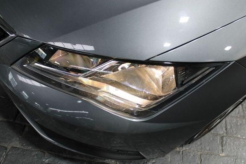 Usado Seat Leon Reference 115 CV (84 kW) 2018 Gris / plata Berlina